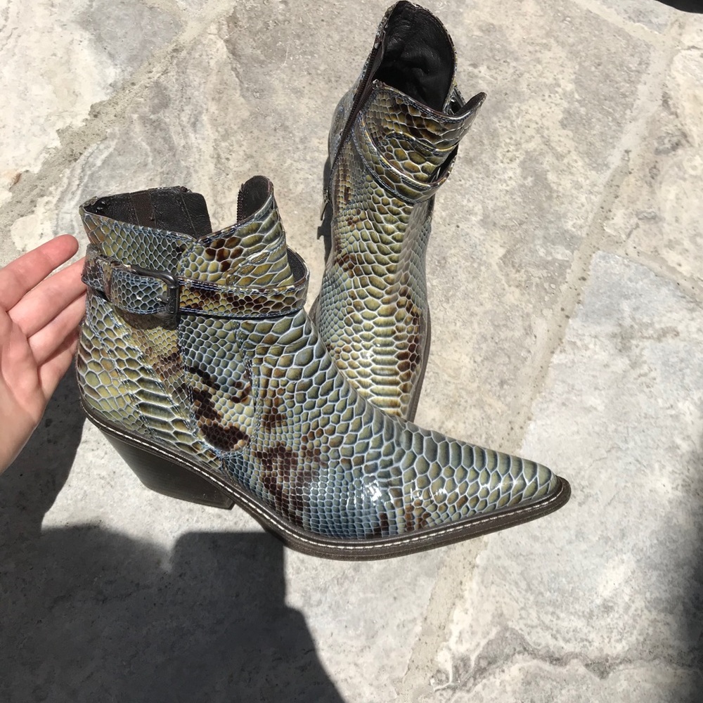 Donald J Pliner🐍 Booties